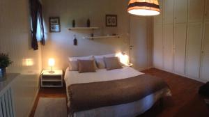 アオスタにあるMaison Bibianのベッドルーム1室(大型ベッド1台、2つの照明付)