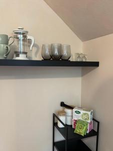 Příslušenství pro přípravu čaje a kávy v ubytování Ratasvälja Apartment Iti