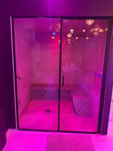 a room with a pink room with a bed in it at Appartement Jacuzzi Hammam 1001 Nuits Yaospa60 in Montataire