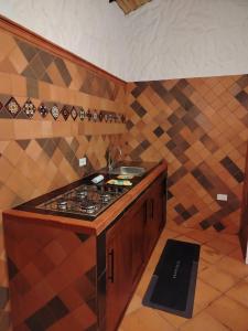 una cucina con piano cottura in una camera di Tierra Descanso Ecorural a Paipa
