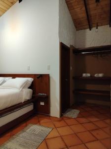 una camera da letto con un letto e una porta aperta di Tierra Descanso Ecorural a Paipa