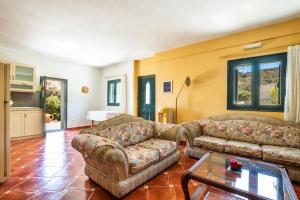 Χώρος καθιστικού στο Sunny Hillside Escape