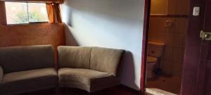 クスコにあるAparthotel ANDESITA CUSCOのリビングルーム(椅子、トイレ付) +35枚の写真