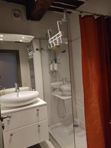 Ένα μπάνιο στο Charmant petit appartement provençal
