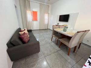 ein Wohnzimmer mit Sofa und Esstisch in der Unterkunft Doce Bruma in Brumadinho