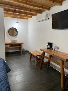 ein Wohnzimmer mit einem Tisch und einem Fernseher in der Unterkunft Meson del Bosque in Creel + 20 Fotos