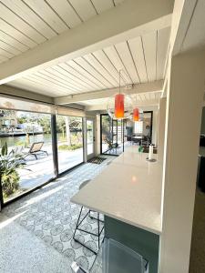 Φωτογραφία από το άλμπουμ του Mid Century Meets Boaters Dream σε Siesta Key