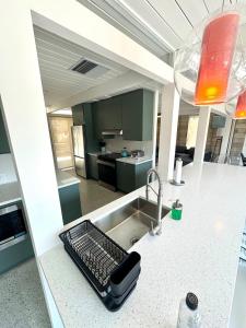 Φωτογραφία από το άλμπουμ του Mid Century Meets Boaters Dream σε Siesta Key +25 φωτογραφίες