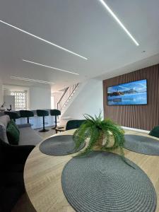 ein Wohnzimmer mit einem Tisch und einer Pflanze darauf in der Unterkunft Calahonda Delux in Sitio de Calahonda