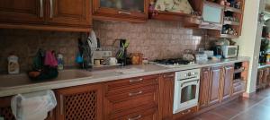 Kuchyň nebo kuchyňský kout v ubytování Сдам номер в элитном районе Совиньон