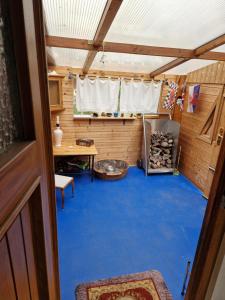 una vista interna di una stanza con moquette blu di Ferienbungalow mit Garage und Grundstück in Sommersdorf UER a Penkun