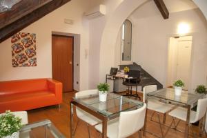ナポリにあるCaesar Napoliのリビングルーム(オレンジ色のソファ、テーブル付)