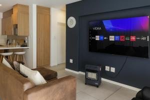 Μια τηλεόραση ή/και κέντρο ψυχαγωγίας στο Cozy & Secure 2-Bedroom Retreat