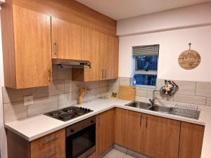 Η κουζίνα ή μικρή κουζίνα στο Cozy & Secure 2-Bedroom Retreat