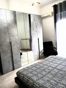 une chambre avec un lit et un grand miroir dans l'établissement Casa di Aisha, à Santa Maria Capua Vetere