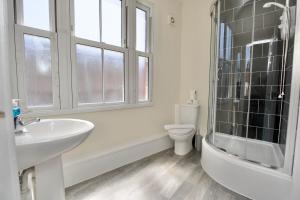 Vannituba majutusasutuses Belgrade Lodge Studio 2 - Netflix, WiFi, City Centre Gem