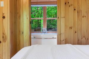 Ένα ή περισσότερα κρεβάτια σε δωμάτιο στο Fiddler Lake Resort - Moose 89