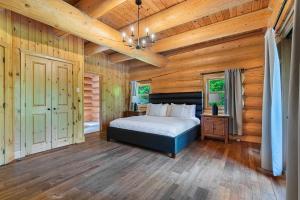 Ένα ή περισσότερα κρεβάτια σε δωμάτιο στο Fiddler Lake Resort - Moose 89