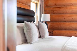 Ένα ή περισσότερα κρεβάτια σε δωμάτιο στο Fiddler Lake Resort - Moose 89