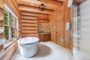 Ένα μπάνιο στο Fiddler Lake Resort - Moose 89