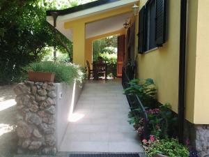 a walkway leading to a house with a patio at Casa Marverde in Cinquale