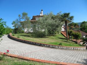 un sentiero di ciottoli di fronte a una casa di B&B La Poiana a Urbino