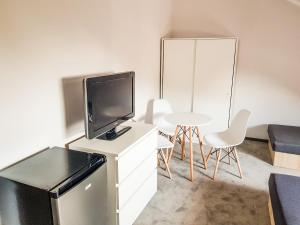 TV i/ili multimedijalni sistem u objektu Hostel