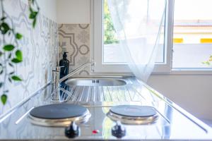 a kitchen counter with a sink and a window at Studio cosy proche Bordeaux in Ambarès-et-Lagrave