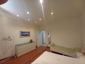 a living room with a green bench in a room at Anna's Little House, Cinque Terre, Lerici in Arcola