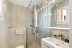 a bathroom with a shower and a toilet and a sink at La Gravette Coeur du vieil Antibes in Antibes