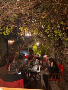 un grupo de personas sentadas en una mesa en un restaurante en Prisamata, en Salta
