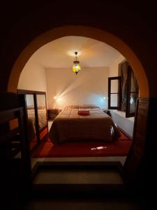 1 dormitorio con 1 cama grande en una habitación oscura en Prisamata, en Salta 9 fotos más