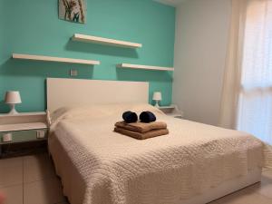a bedroom with a bed with two towels on it at Cali in Alcalá