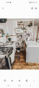 eine Küche mit Herd und Arbeitsplatte in der Unterkunft Departamento Kran in Punta Arenas