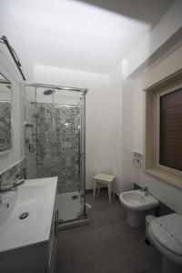アグリジェントにあるB&B Porta di Ponteのシャワー、トイレ、洗面台を備えたバスルーム +49枚の写真