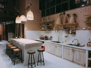 cocina con encimera grande y taburetes en Lee Eco House Sapa, en Sa Pa 34 fotos más