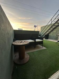 a small table sitting on the side of a building at Departamento Mateos 503 in Ciudad Acuña