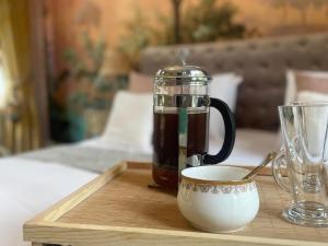 a coffee maker and a cup on a wooden tray at Garden Apartment in Par