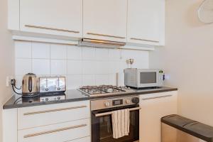 Dapur atau dapur kecil di Spacious and Well-Connected 1BD near Oval Station