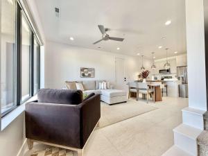 Χώρος καθιστικού στο Luxe Family Townhome by Zion & Bryce