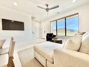 Μια τηλεόραση ή/και κέντρο ψυχαγωγίας στο Luxe Family Townhome by Zion & Bryce