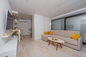 una sala de estar con un sofá y una mesa en Altura Panorama, en Bar