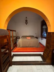 Dormitorio con cama en forma de arco en Prisamata, en Salta