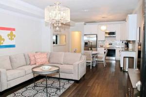 Kuchyň nebo kuchyňský kout v ubytování Mid-city 3-br Apt Near Superdome