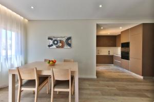 a kitchen and dining room with a table and chairs at Agua Hotels Vila Branca in Lagos
