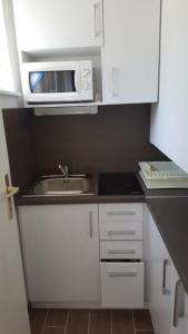 Kuchyňa alebo kuchynka v ubytovaní Lara Apartments