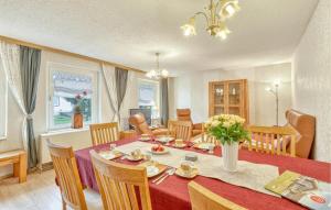 una sala da pranzo con un tavolo con una tovaglia rossa di Amazing Home In Breesen Ot Kalübbe 