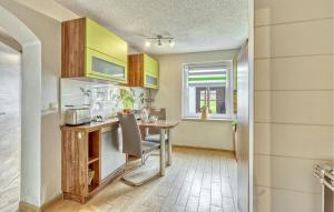 una piccola cucina con un tavolo e un microonde di Amazing Home In Breesen Ot Kalübbe 
