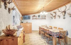 una sala da pranzo con tavolo e sedie di Amazing Home In Breesen Ot Kalübbe 
