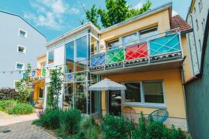 un condominio con balconi colorati e un ombrellone di Boutique Hotel Rothenburger Hof a Dresda